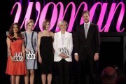 De izquierda a derecha: Salma Hayek, la directora de orquestra Inma Shara, la reina Letizia, la endocrina María Neira y el presidente de Grupo Zeta, Antonio Asensio Mosbah.-Foto: JOSE LUIS ROCA