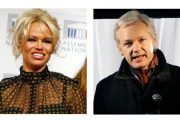 Pamela Anderson y Julian Assange.-
