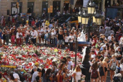 Homenaje a las víctimas del atentado de Barcelona, en las Ramblas.-ARCHIVO / JOAN PUIG