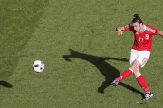 Gareth Bale centra durante el partido disputado por Gales e Irlanda del Norte en París.-AP / FRANCOIS MORI
