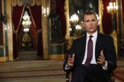 El Rey, durante la grabación del tradicional discurso de Navidad, está vez en el Palacio Real-FRANCISCO GÓMEZ / CASA REAL
