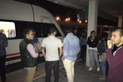 Pasajeros del Alvia de madrugada en la estación de Segovia.-EL MUNDO