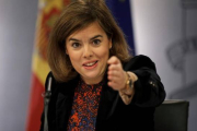 La vicepresidenta del Gobierno, Soraya Sáenz de Santamaría, en la rueda de prensa posterior al Consejo de Ministros.-Foto: JOS LUIS ROCA