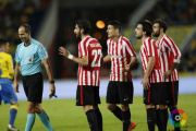 Aduriz, Raúl García, Beñat y Balenziaga protestan a Álvarez Izquierdo en Gran Canaria.-LALIGA
