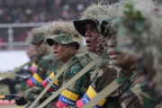 Las autoridades migratorias de Colombia cifran en más de 400 el total de militares venezolanos que han cruzado las fronteras terrestres desde el fin de semana pasado.-EFE