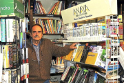 Luis González, dueño de la librería La Religiosa-Semuret de Zamora.-- J. L. CABRERO