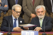 El rector de la Universidad de Salamanca, Daniel Hernández Ruipérez, y el director de la Real Academia Española, Dario Villanueva, firman un convenio de colaboración para la elaboración del Diccionario Jurídico Panhispánico-ICAL