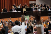 Diputados de la Asamblea Nacional de Cuba ejercen su derecho al voto durante la sesion plenaria celebrada el 22 de diciembre en el Parlamento, en La Habana.-EFE / OMARA GARCÍA