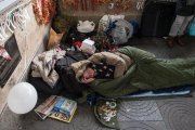 Un sintecho rodeado de motivos navideños que él mismo y un amigo colocaron en el exterior de la estación de metro de Green Park, el 16 de diciembre, en Londres.-GETTY IMAGES / CHRIS J. RATCLIFFE