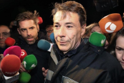Ignacio González rodeado de medios, tras su salida de prisión.-/ KIKO HUESCA/EFE