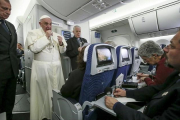 El Papa habla con los periodistas en el avión de regreso a Roma desde México.-REUTERS / ALESSANDRO Di MEO