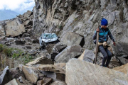 Un hombre anda entre las ruinas en una carretera hacia Dhunche, en la zona del parque nacional de Langtang.-Foto: AP / JOE SIEDER