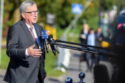 Juncker responde a los periodistas a su llegada a la cumbre de Tallin (Estonia), el 29 de septiembre-AFP / JANEK SKARZYNSKI