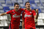 Natalio y Juanma celebran uno de los tres goles logrados por el equipo en Huelva.-ÁREA 11