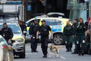 Agentes de policía británicos en el mercado de Borough en Londres, uno de los escenarios de los atentados terroristas del pasado 3 de junio.-PETER NICHOLLS