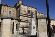 Obras en la iglesia de El Royo, que comenzaron hace aproximadamente un mes.-MARIO TEJEDOR