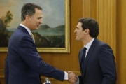 Albert Rivera saluda al Rey, este jueves en el Palacio de la Zarzuela.-POOL / EFE