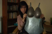 La artista afgana Kubra Khademi viste una armadura contra el acoso sexual.-Foto: YOUTUBE