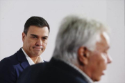 Pedro Sánchez y Felipe González, durante un acto electoral que protagonizaron en la campaña del 2015.-AGUSTÍN CATALÁN