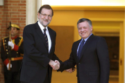 El presidente del Gobierno, Mariano Rajoy (i) saluda al Rey Abdalá de Jordania, que realiza una visita de trabajo a España, durante el encuentro que mantuvieron esta tarde en el Palacio de la Moncloa, en Madrid.-EFE
