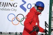 Un esquiador pasa junto a un cartel de la candidatura de Pekín 2022, cerca de Zhangjiakou.-Foto: AFP / WANG ZHAO