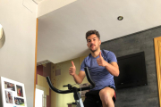 Los jugadores rojillos tienen desde el miércoles las bicicletas estáticas en sus domicilios para llevar a cabo el trabajo aeróbico. En la imagen, Curro Sánchez da las primeras pedaladas en la cuarentena de los futbolistas del Numancia.
