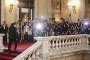 Puigdemont llega al Parlament entre una nube de fotógrafos, el martes, antes de su comparecencia en el pleno.-JULIO CARBÓ