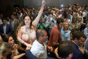 Activistas de Femen increpan a Albert Rivera a propósito de la gestación subrogada.-EFE
