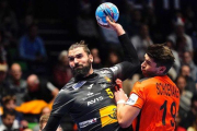 Jorge Maqueda tira a portería en el partido contra los Países Bajos durante el Europeo en Noruega.-OLE MARTIN/ AP