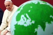 EL Papa Francisco junto a una globo terráqueo.-AFP / VINCENZO PINTO