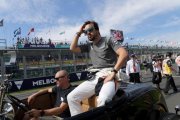 Alonso, durante el desfile previo a la carrera.-TRACEY NEARMY / EFE