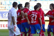 Los jugadores rojillos abrazan a Nagore tras marcar el penalti. / A. Martínez-