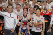 Alberto Puig, Marc Márquez y Yoshishige Nomura, presidente del departamento de competición de Honda (HRC), celebran el nuevo título del catalán.-REPSOL MEDIA / JAIME OLIVARES