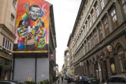 Vista del mural de Okuda San Miguel en Budapest  en recuerdo a Ángel Sanz-Briz.-EFE / BALAZS MOHAI