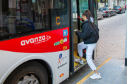 Una usuaria de la linera dominical de autobuses - MARIO TEJEDOR