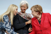 La hija del presidente estadounidense, Ivanka Trump, saluda a la canciller alemana, Angela Merkel, en presencia de la directora del FMI, Christine Lagarde.-EFE / CARSTEN KOALL