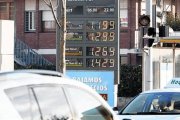 Panel de precios de los cargurantes en una gasolinera.-JOSEP GARCIA