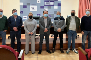 El presidente de la Diputación, Benito Serrano, en el centro de la imagen, acompañado de alcaldes.-HDS