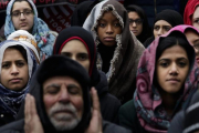 Inmigrantes se manifestan este viernes en Nueva York contra la política migratoria de Trump.-EFE
