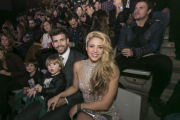 Shakira y Piqué, junto a sus hijos Milan y Sasha, este jueves por la noche, en Barcelona.-