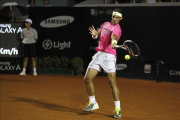 El tenista español Rafael Nadal devuelve una bola ante el brasileño Thomaz Bellucci durante la primera ronda del Abierto de Río 2015 en Río de Janeiro.-EFE