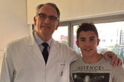 Marc Márquez, junto al doctor Xavier Mir, antes de abandonar el Institut Dexeus tras ser operado.-TWITTER