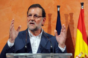 Rajoy atiende a los medios, el pasado martes, 4 de agosto, en La Palma del Condado (Huelva).-Foto:   AFP / CRISTINA QUICLER