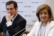 Fátima Báñez, ministra de Empleo, junto a Antonio Garamenti, presidente de CEPYME.-SERGIO BARRECHENEA / EFE