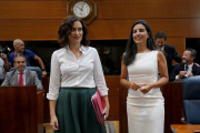 La presidenta de la Comunidad de Madrid, Díaz Ayuso (izquierda) y la portavoz de Vox en la Asamblea de Madrid, Rocío Monasterio (derecha).-JOSÉ LUIS ROCA