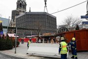 El mercadillo navideño de Berlín reabre tras colocar bloques de hormigón para evitar nuevos ataques.-AFP