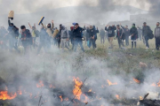 Enfrentamientos entre la policía griega y los refugiados del campo de Diavata al oeste de Tesalónica en el norte de Grecia el 6 de abril de 2019.-SOTIRIS BARBAROUSIS (EFE)