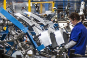 Una mujer trabajando en la factoría Ford de Almussafes (Valencia).-/ MIGUEL LORENZO