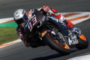 Marc Márquez ha probado hoy, en Cheste (Valencia), el primer prototipo de su moto de 2018 de Honda.-ALEJANDRO CERESUELA