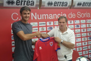 Unai Elgezabal posa junto al vicepresidente Eduardo Rubio con motivo de su presentación como nuevo jugador numantino.-C.D. NUMANCIA